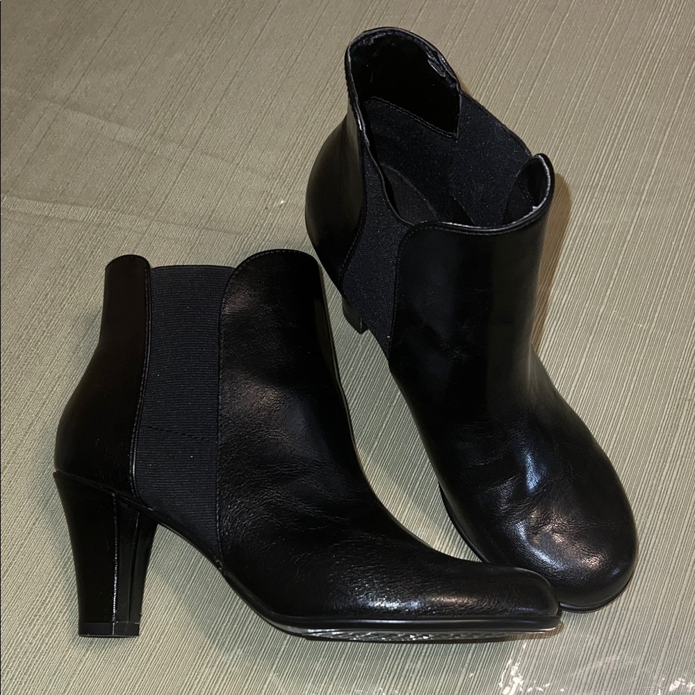 AEROSOLES Sleek Black Ankle Booties